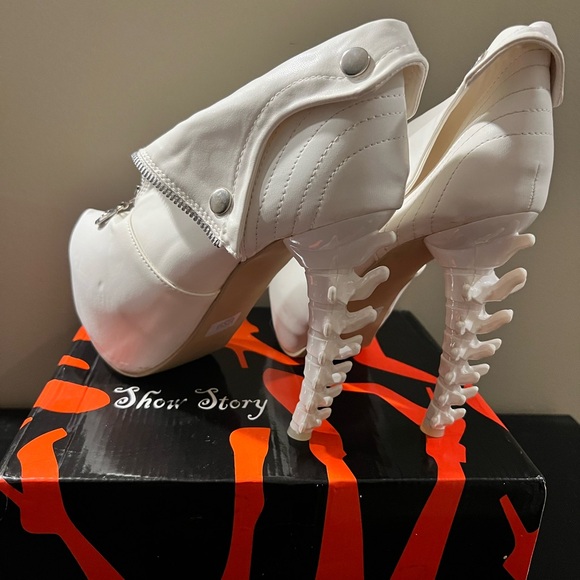 White spine heeled bootie. 5.5” heel w/ 1.5” platform. Never worn. Size 41 Eur - Picture 3 of 7